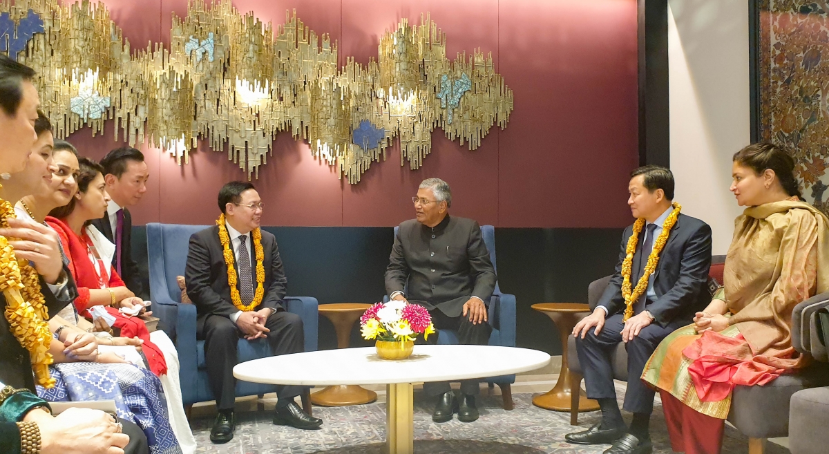 Chủ tịch Quốc hội Vương Đình Huệ đến New Delhi, bắt đầu thăm chính thức Ấn Độ